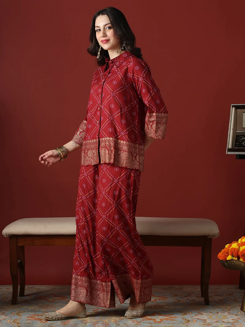 جلو باص طقم نسائي بلوزة وبنطلون بالازو بطبعة بانداني ذهبية بياقة ونسيج مارون