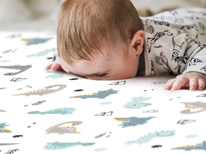 GRSSDER مجموعة شراشف GRSSDER القابلة للتمدد من جيرسي الناعم للغاية، مجموعة من 2، شراشف سرير محمولة/ميني للأطفال، تناسب عالمي لأسرة Pack N Play، آمنة ومريحة، ديناصورات سعيدة للأطفال - Image 4