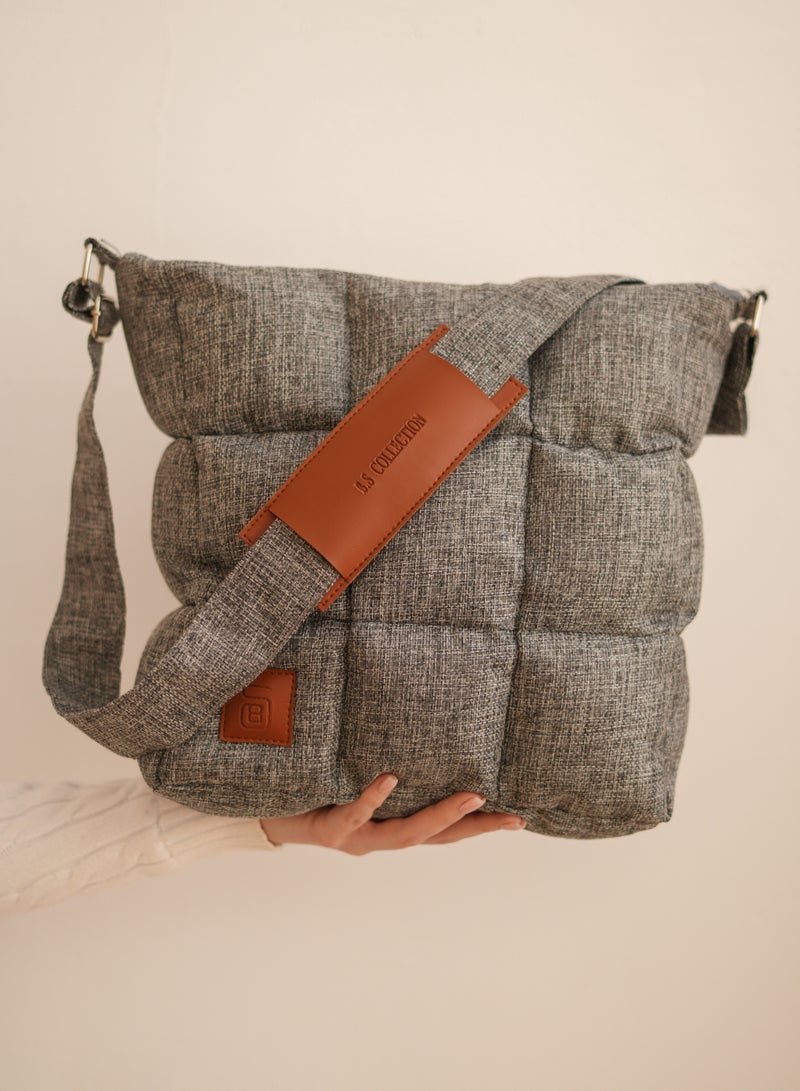 B.S COLLECTION Elegant and Practical BS Crossbody Bag with a Modern Design in Gray. - Image 4