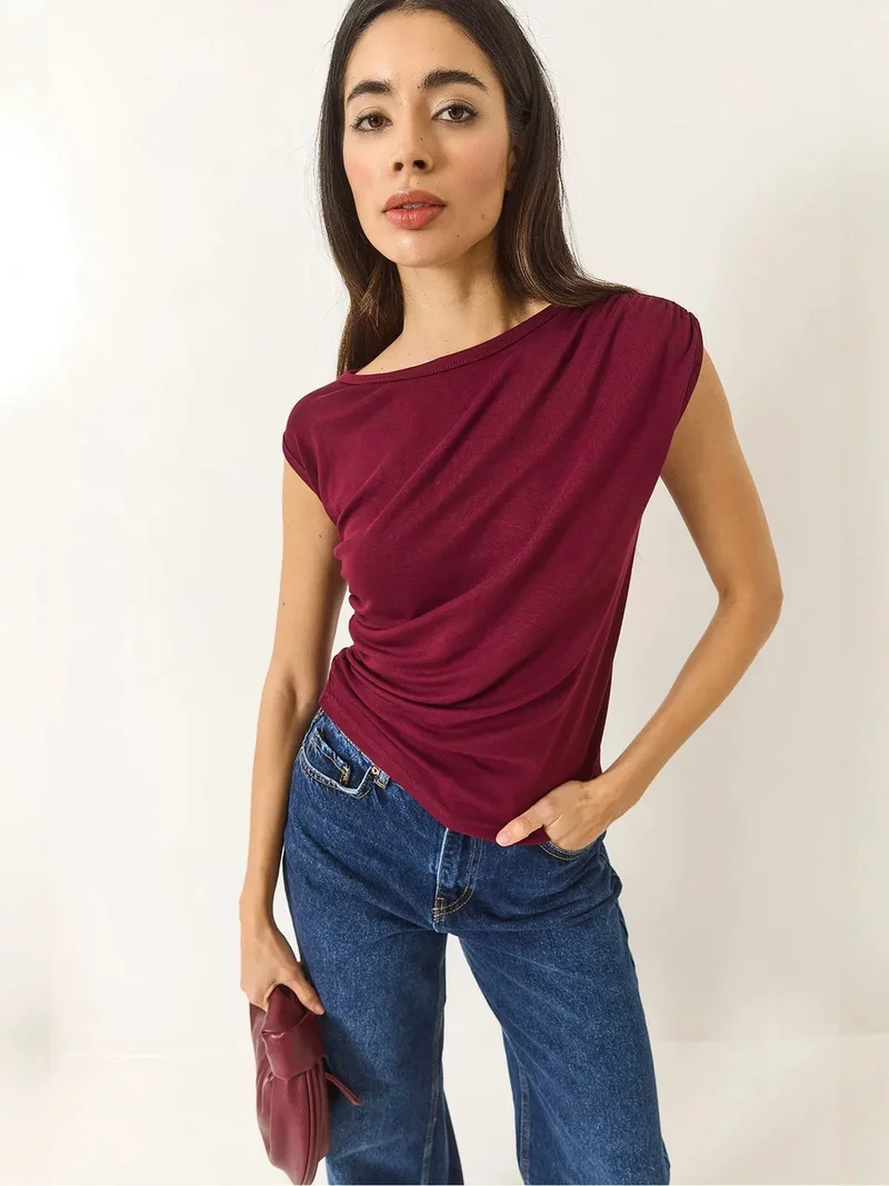 بيانكو لوتشي LUCCI Fitted Sleeveless Crew Neck Blouse