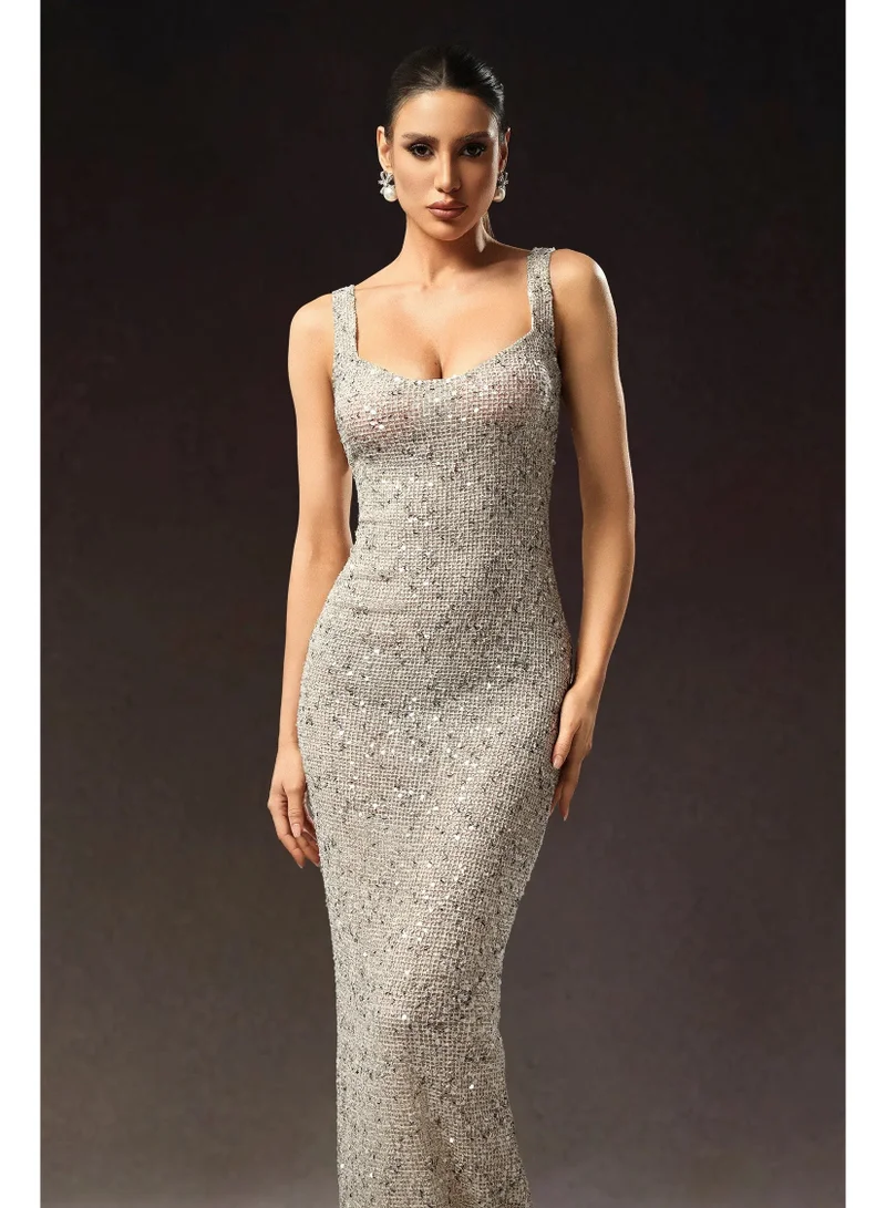 بيلا بارنيت فستان رادميلا ماكسي بدون أكمام مزين بالترتر وذيل السمكة