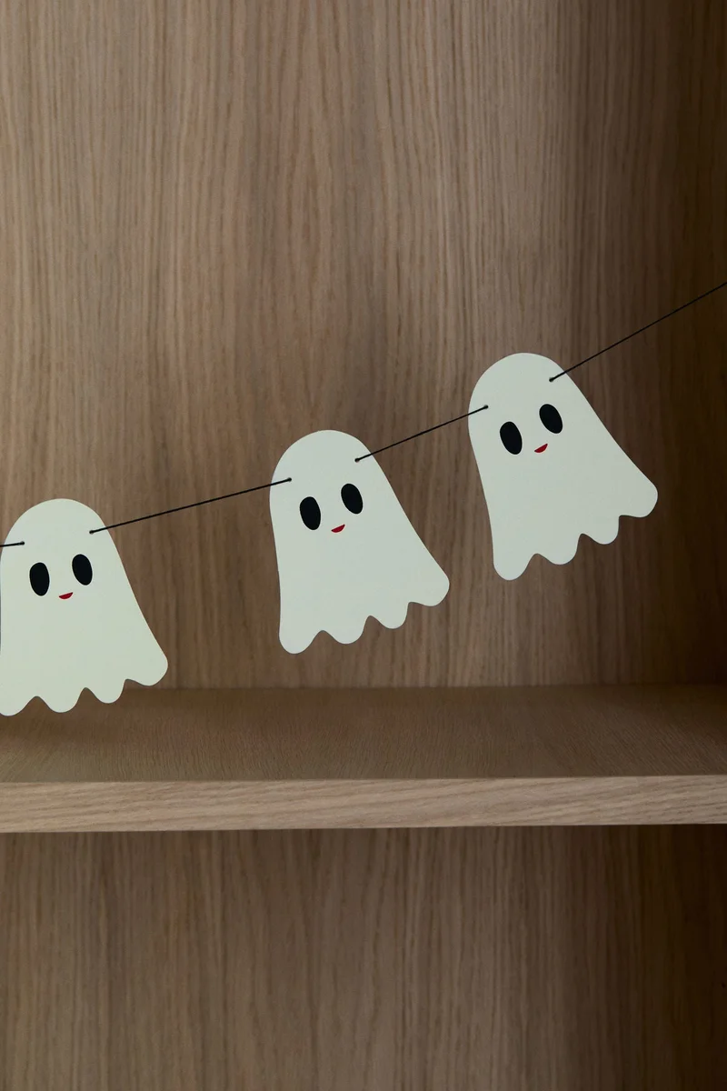 اتش اند ام إكليل زينة بتصميم غوست