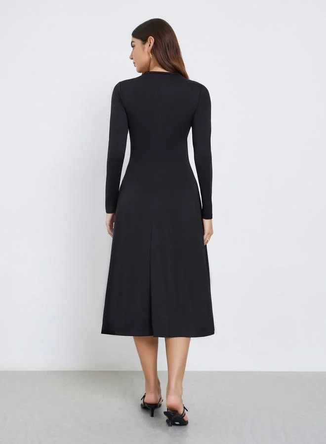 ستايلي فستان ميدي مطوي بتصميم تاي داي