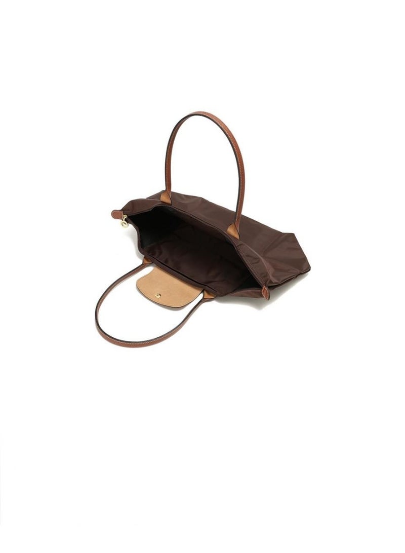 Medium handbag, there is no compartment inside the bag, and it can be used to hold a camera lens. Classic theme pack - Image 1