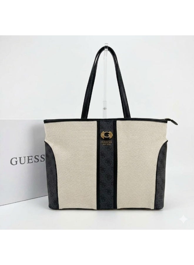 GUESS حقيبة توت من غس للنساء بتصميم مونوغرام ثنائي اللون HWBB9348067 باللون الأسود - Image 1
