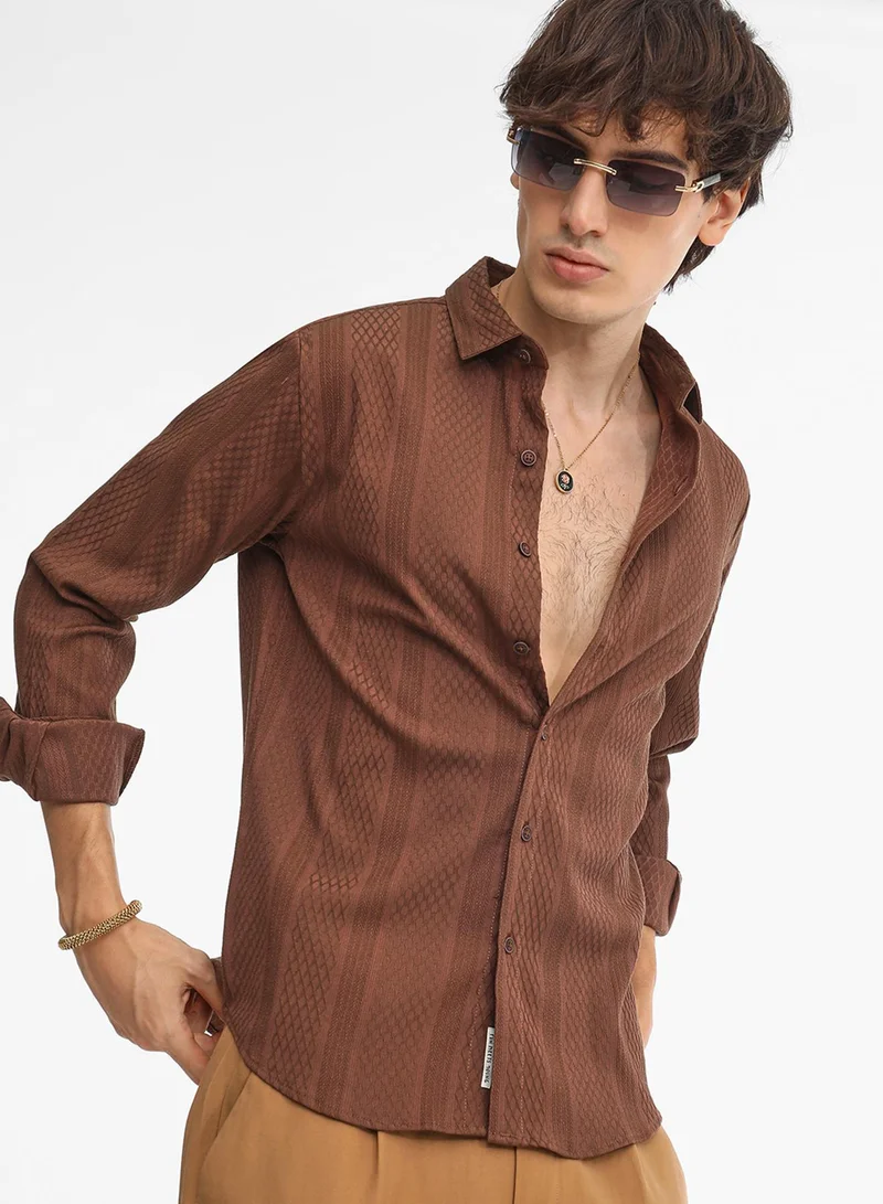 كامبوس سوترا قميص رجالي بني شوكولاتة محبوك بنسيج شبكي للملابس الكاجوال بياقة عريضة وأكمام طويلة وإغلاق بأزرار وتصميم مريح للارتداء اليومي