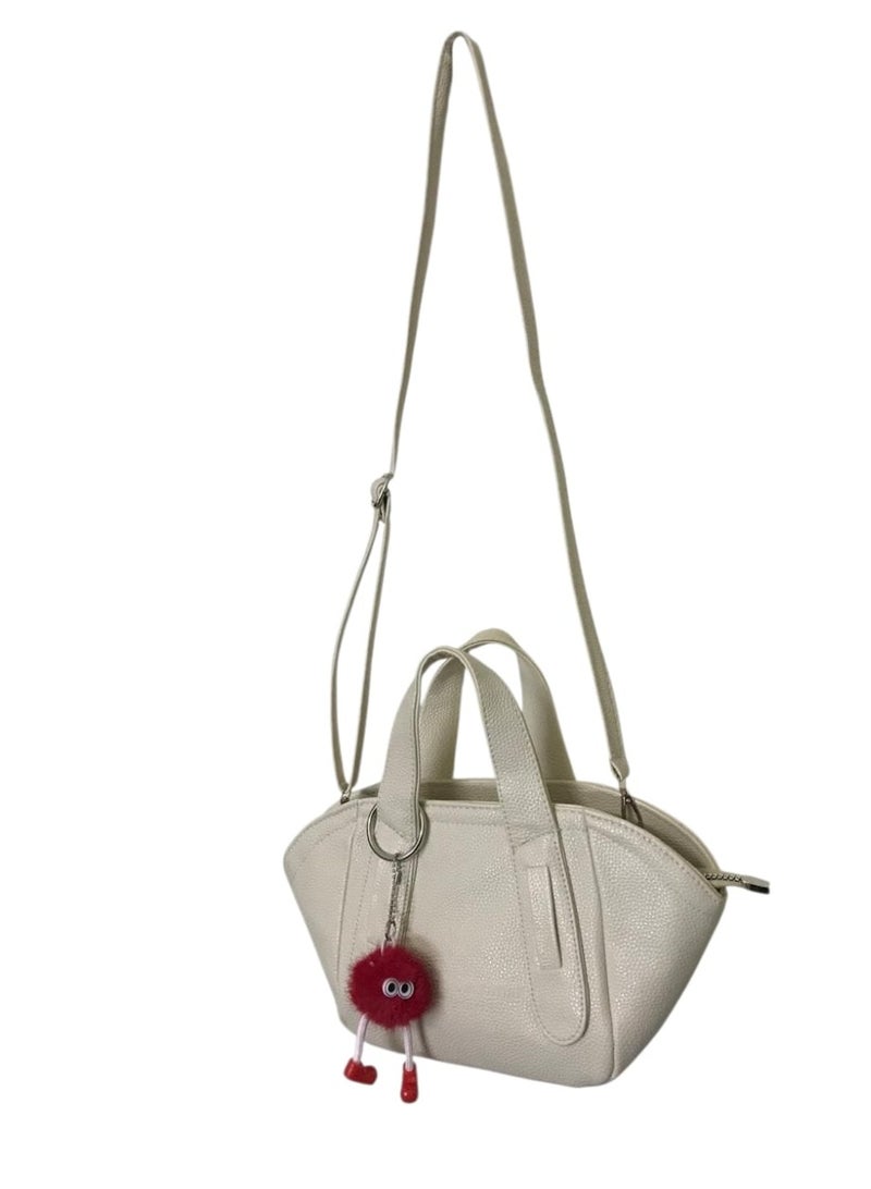 شنطة جلد حريمي هاند + كروس مع ميدالية – تصميم عصري عملي وأنيق - Image 3