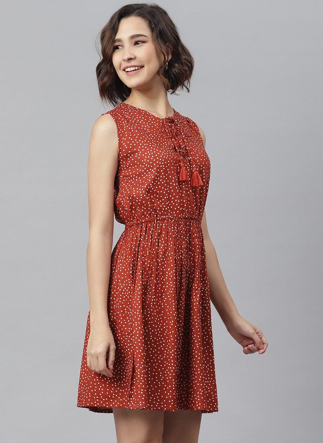 StyleStone فستان ستايل ستون للنساء بطبعة نقاط حمراء بطول الركبة بتصميم ضيق وواسع - Image 3