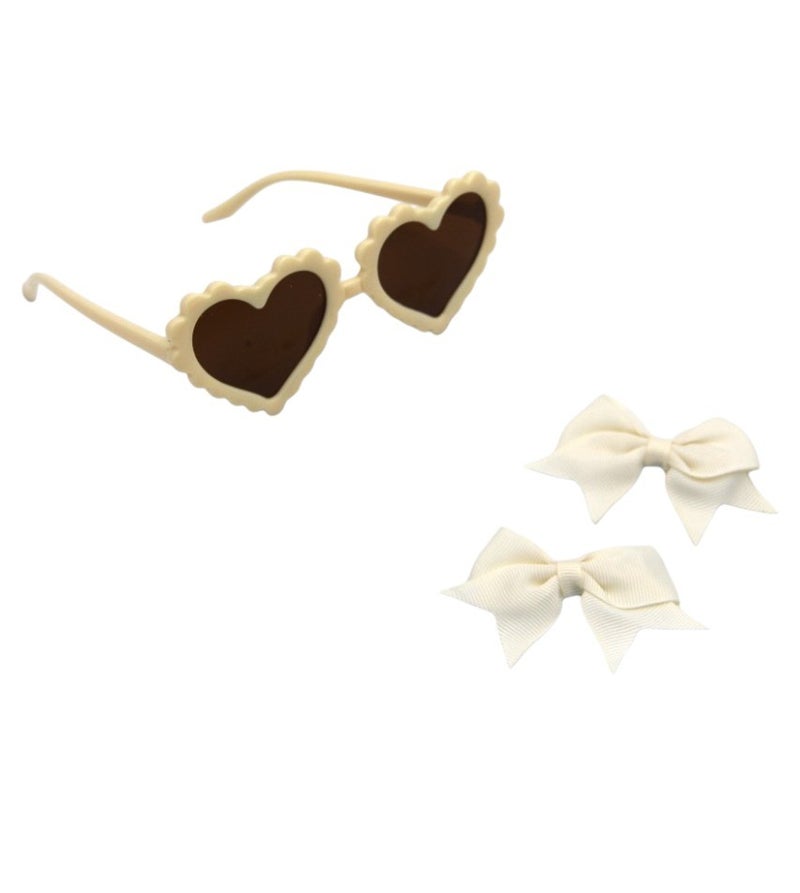 دىدانيالا طقم نظارات على شكل قلب ودبابيس شعر بشريط فيونكة من دانييلا ياسمين للأطفال والبنات - كريمي - Image 1