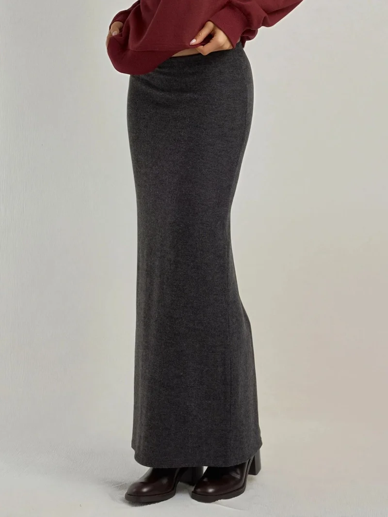 زوبعة تنورة ناعمة بنقوش بارزة وخصر مطاطي بفتحة جانبية