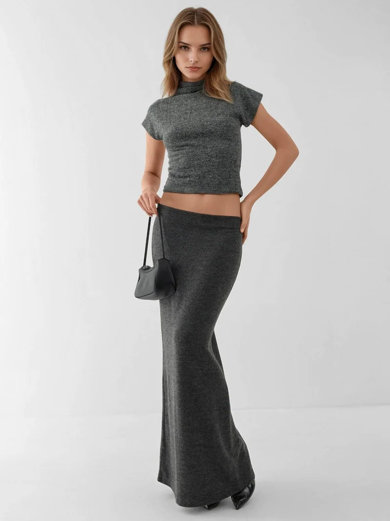 زوبعة تنورة ناعمة بنقوش بارزة وخصر مطاطي بفتحة جانبية