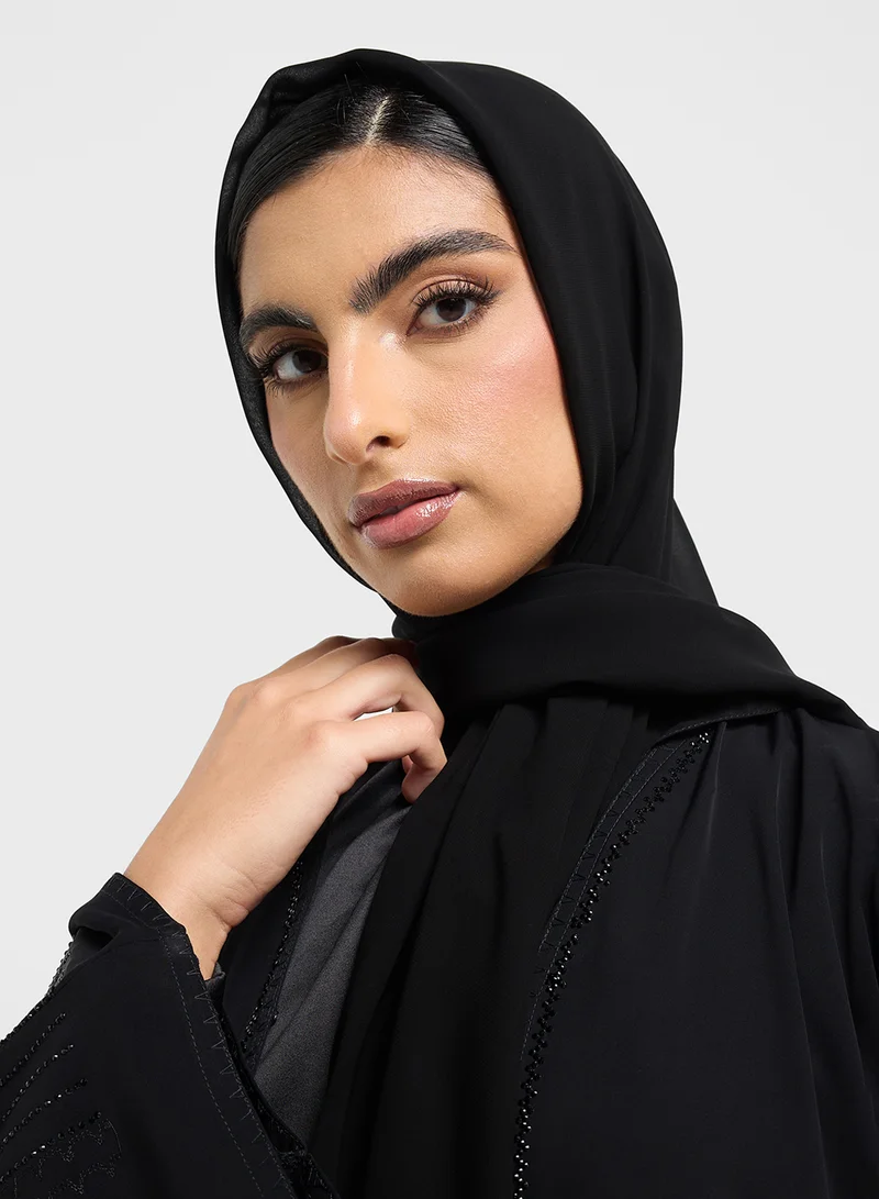 هيا كلوزيت عباية سوداء مع شيلة