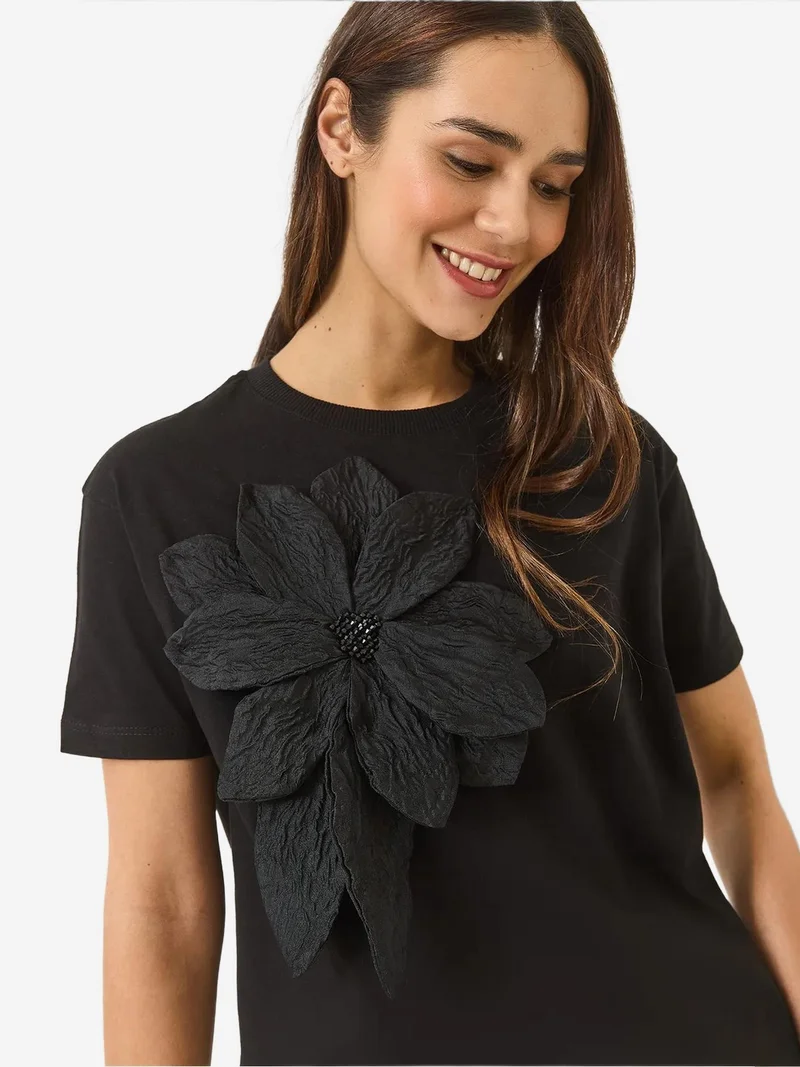 بيانكو لوتشي تيشيرت لوكسي بطبعة زهور وياقة دائرية مع تفاصيل إكسسوار