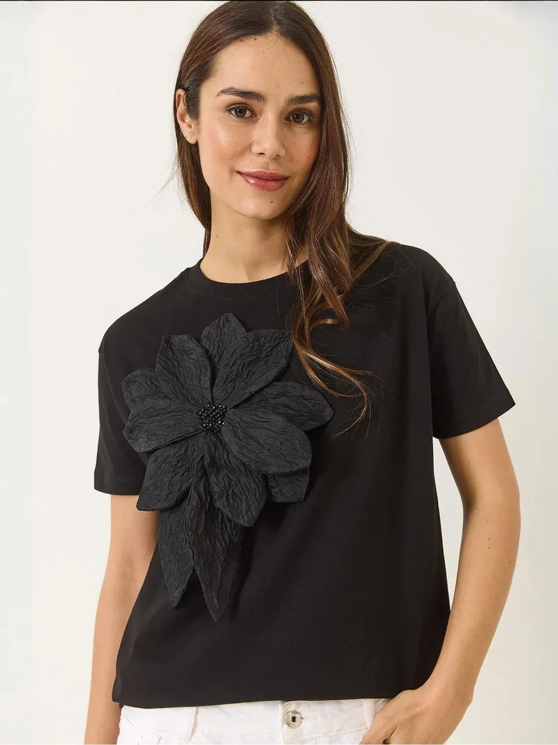 بيانكو لوتشي تيشيرت لوكسي بطبعة زهور وياقة دائرية مع تفاصيل إكسسوار