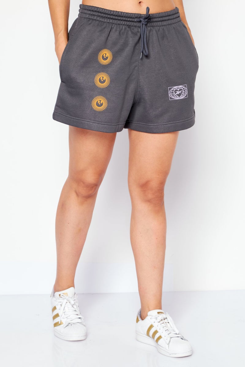 Reebok شورت رياضي قصير للتدريب للنساء، رمادي - Image 1