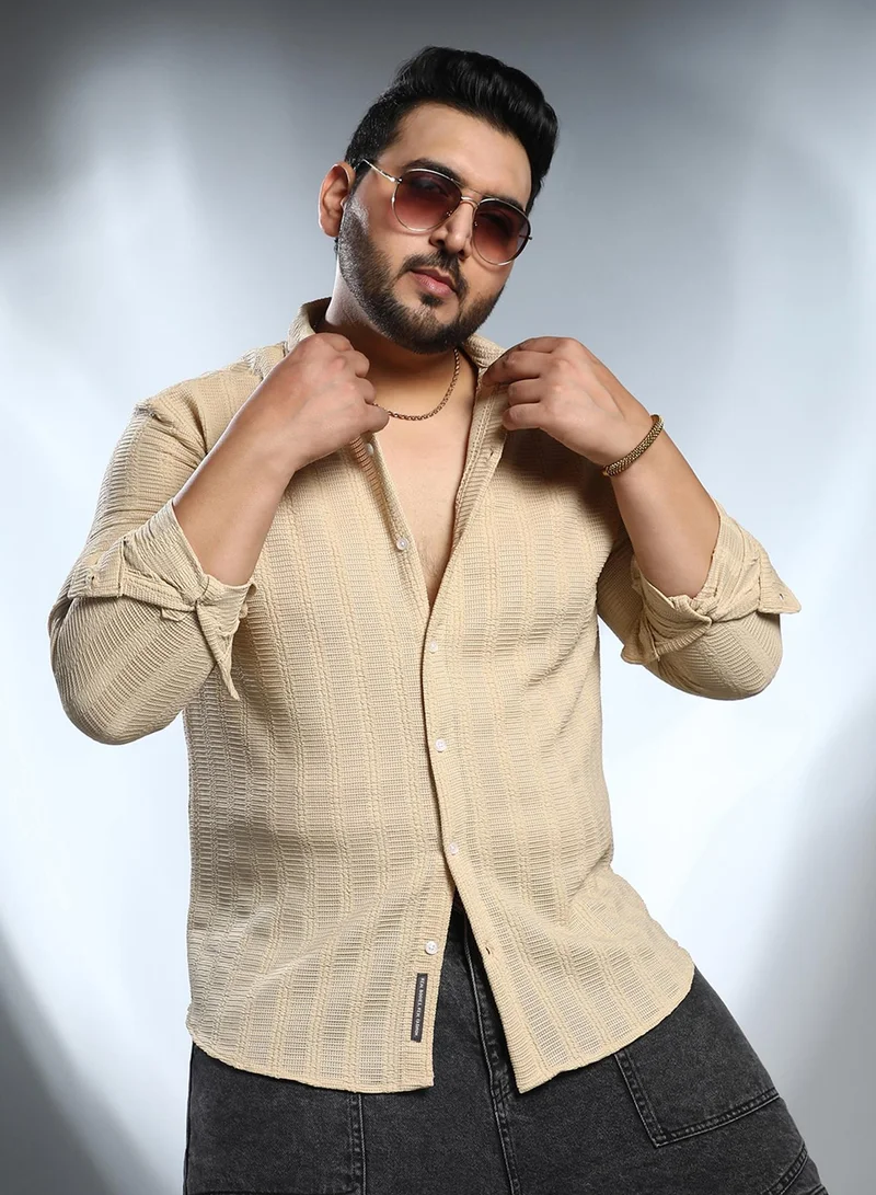 انستافاب بلس قميص رجالي مقاس كبير بيج بنقوش متشابكة بياقة عادية وأكمام طويلة بأزرار للملابس الكاجوال