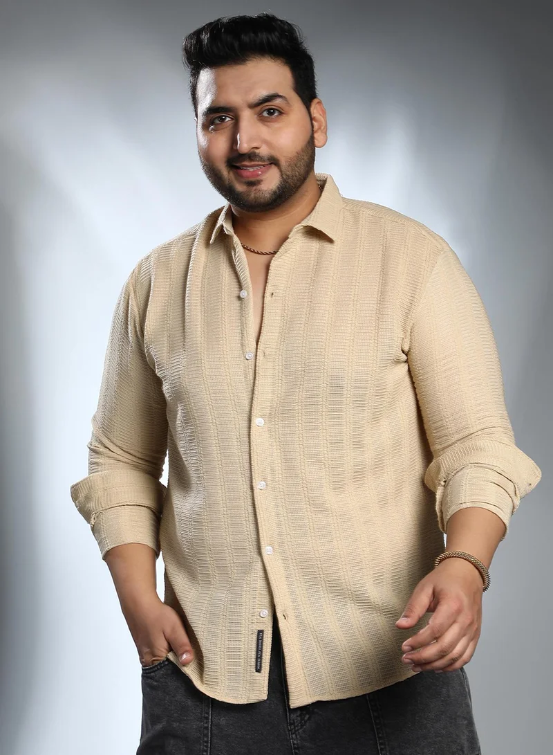 انستافاب بلس قميص رجالي مقاس كبير بيج بنقوش متشابكة بياقة عادية وأكمام طويلة بأزرار للملابس الكاجوال