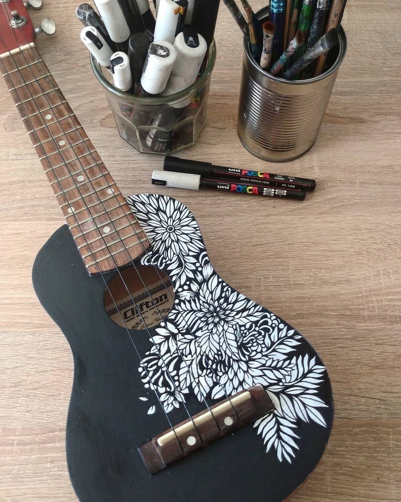 posca Markers Set, 4 Medium Paint Markers 5M – Mono Tones – Black, White, Gold, Silver - Image 5