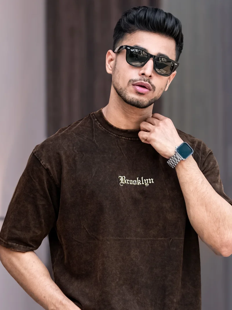 مانياك تيشيرت قطن رجالي مانياك بطبعة حمضية وأكمام ثلاثة أرباع ورقبة دائرية مستوحى من بروكلين