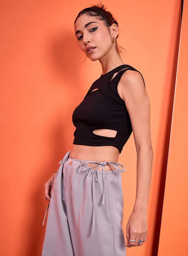 أبتاوني بلوزة قصيرة مضلعة سوداء بتفاصيل قصات