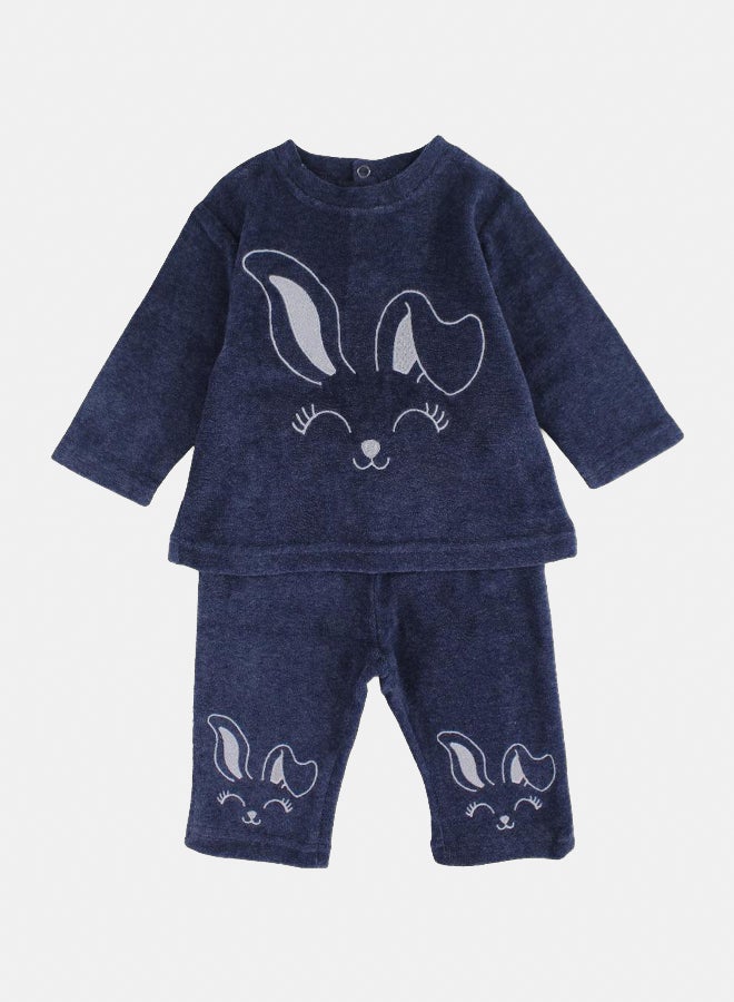 بمبيلو طقم قطعتين من المخمل الناعم للبنات الصغار – كحلي مع طباعة أرنب يأكل - Image 1