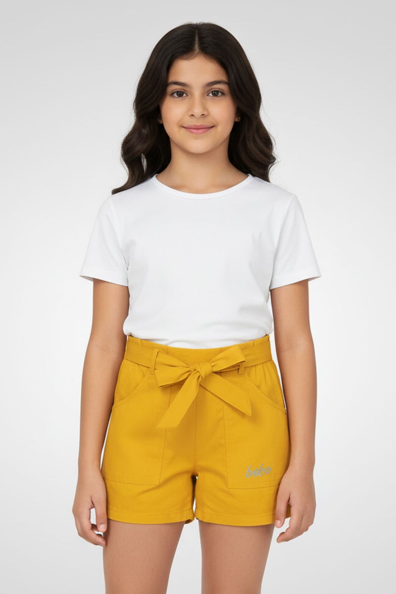 bebe شورتات أساسية مزينة بشعار للبنات، ذهبية - Image 1