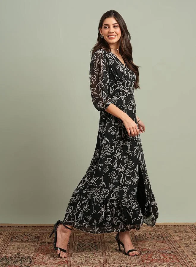 جلو باص فستان طويل بطبعة زهور وفتحة أمامية