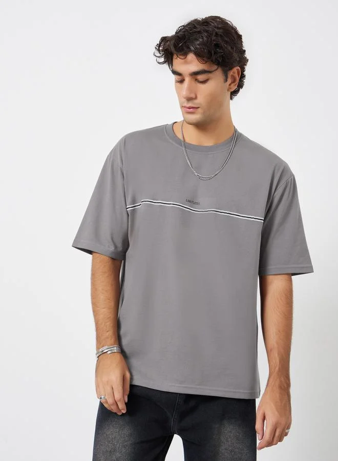 ستايلي تيشيرت واسع بطبعة صغيرة وأكمام قصيرة