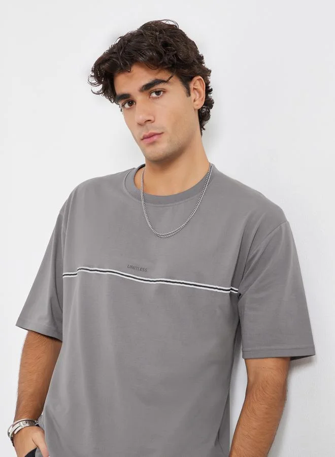 ستايلي تيشيرت واسع بطبعة صغيرة وأكمام قصيرة