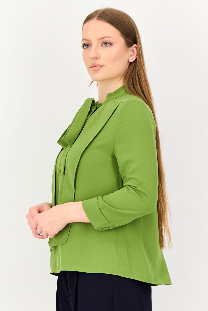 VERO MODA بلوزة نسائية بأكمام طويلة وياقة مربوطة، خضراء - Image 2