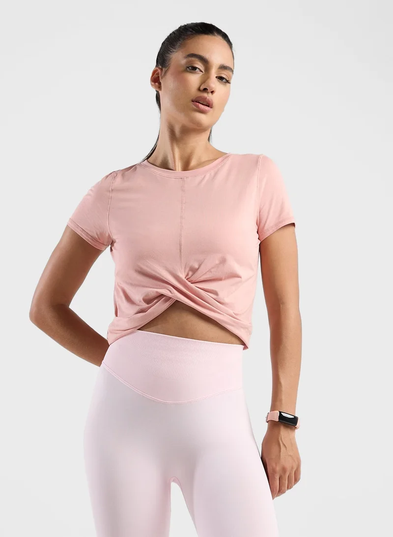 فورورد تيشيرت بتفاصيل ملتفة من الأمام