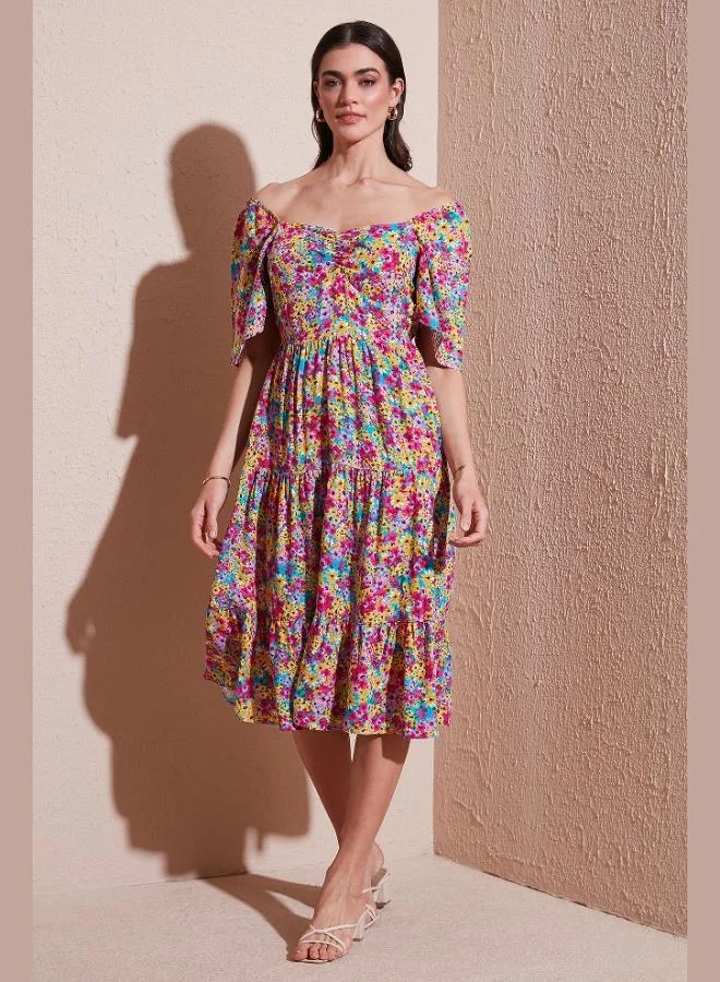 ليلا فستان نسائي متوسط الطول بياقة كارمن وتفاصيل مزمومة بنقشة ليلا مقاس واسع