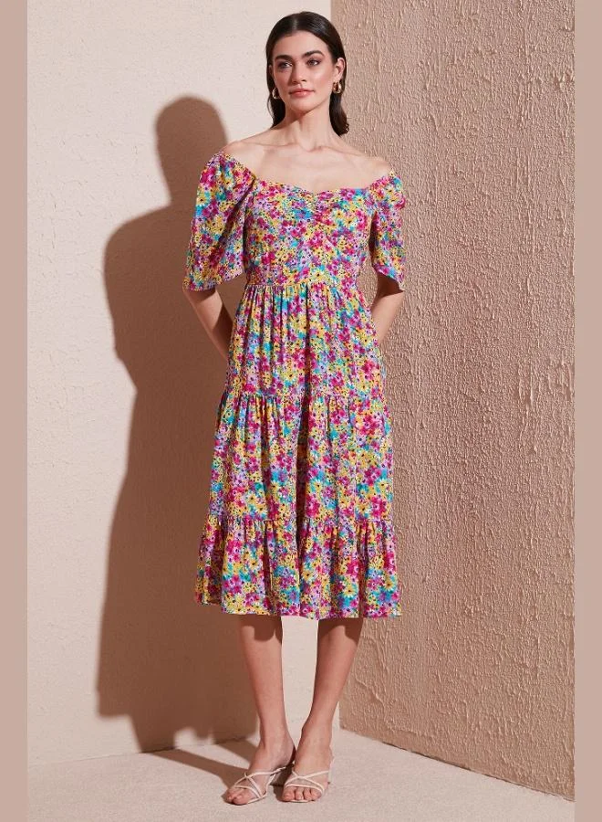 ليلا فستان نسائي متوسط الطول بياقة كارمن وتفاصيل مزمومة بنقشة ليلا مقاس واسع