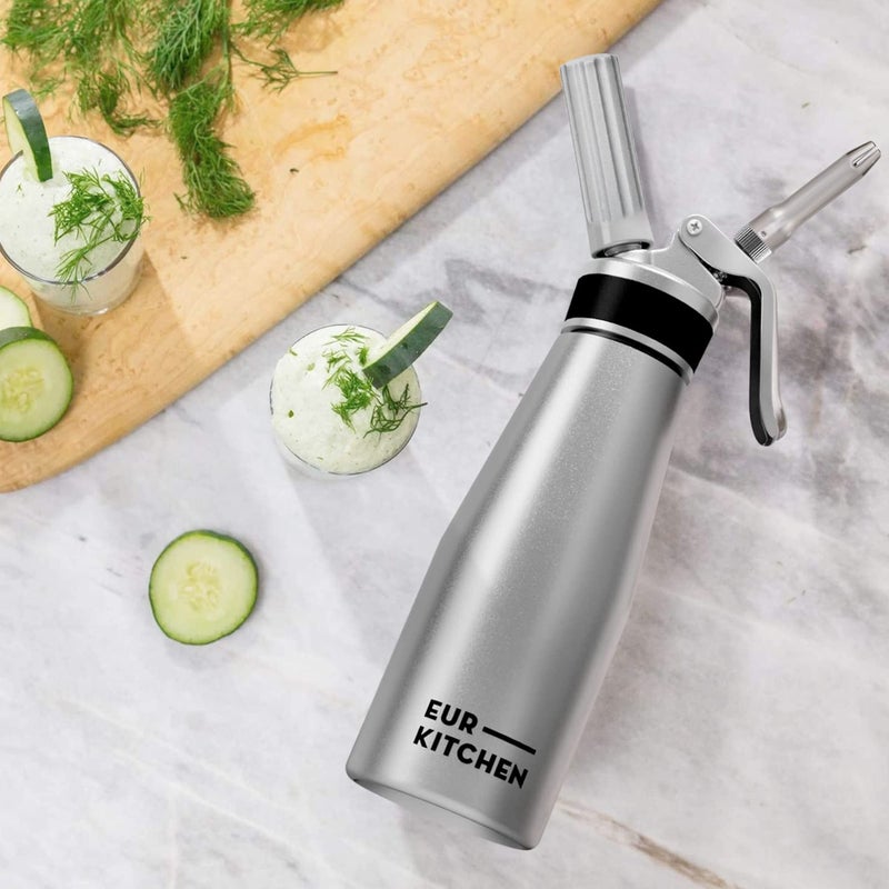 EurKitchen موزع كريمة مخفوقة من يور كيتشن مصنوع من الألمنيوم الاحترافي - علبة كريمة مخفوقة خالية من التسرب مع 3 فوهات تزيين وفرشاة تنظيف - 1 باينت / 500 مل كريمة مخفوقة - شواحن N2O (غير مشمولة) - Image 5