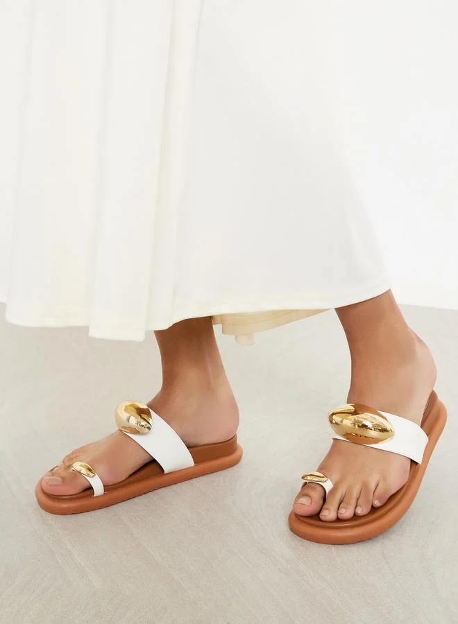 Styli Styli Metal Accent Toe-Loop Flat Sandals
