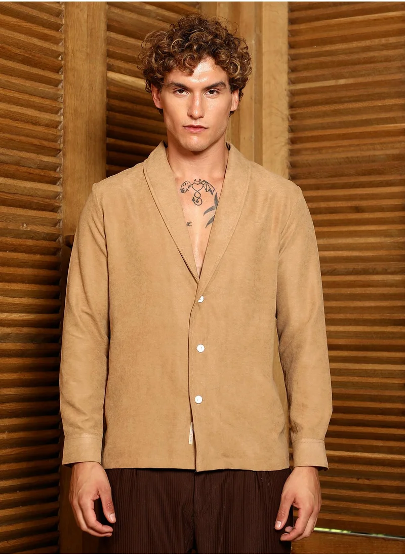 كامبوس سوترا Campus Sutra Men's Tan Brown Solid Shawl Collar Oversized Shirt For Casual Wear | Shawl Collar | Long Cuffed Sleeves | Button Closure | Oversized Shirt Crafted With Comfort Fit For Everyday Wear