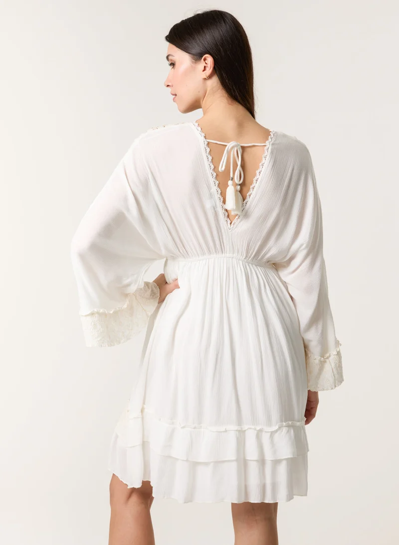 بلو فانيلا فستان قصير بأكمام كيمونو مزينة