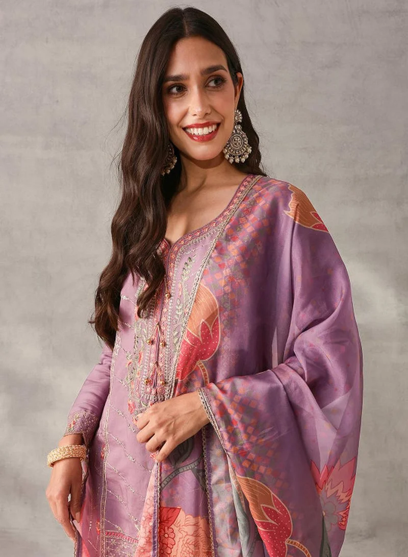 آي شين طقم كورتا نسائي من الحرير الروماني المطرز باللون البنفسجي مع بنطلون بالازو مستقيم بثلاث قطع