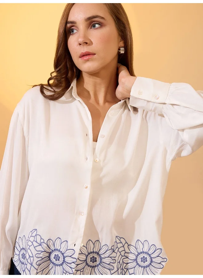 جلو باص بلوزة نسائية بيضاء مطرزة بالزهور بياقة وأكمام معصم من جلوبس