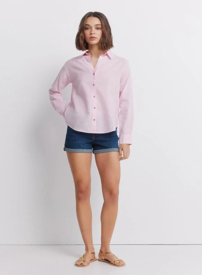 سبرينجفيلد قميص كتان بأكمام طويلة نصف مفتوح برقبة على شكل V مع أزرار على الأساور والأمام. هذا اللباس مصنوع من القطن المستدام.