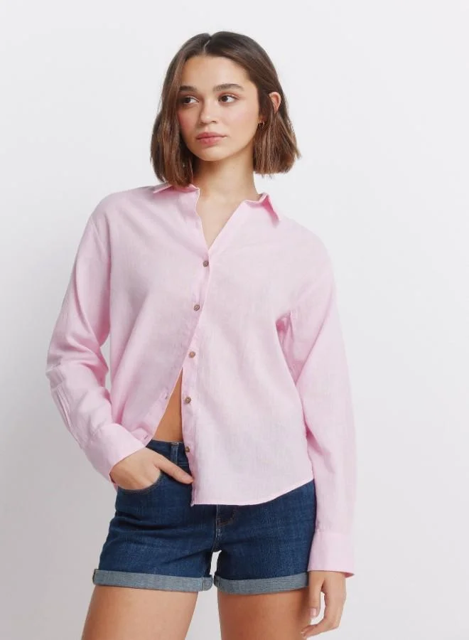 Springfield Linen long sleeve semi-open V-neck shirt with buttons on cuffs and front. This garment is made with sustainable cotton.