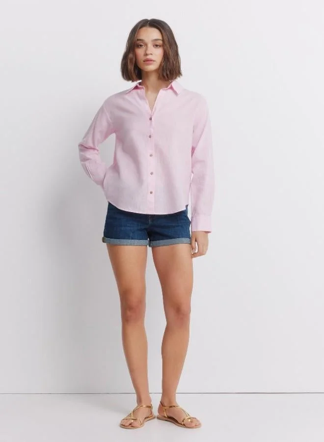 Springfield Linen long sleeve semi-open V-neck shirt with buttons on cuffs and front. This garment is made with sustainable cotton.