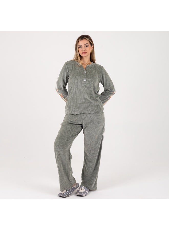 زيكوتكس  طقم بيجامة شتوي مضلع فاخر (Velour Ribbed) باللون الرمادي مع تطريز زهري أنيق - Image 3