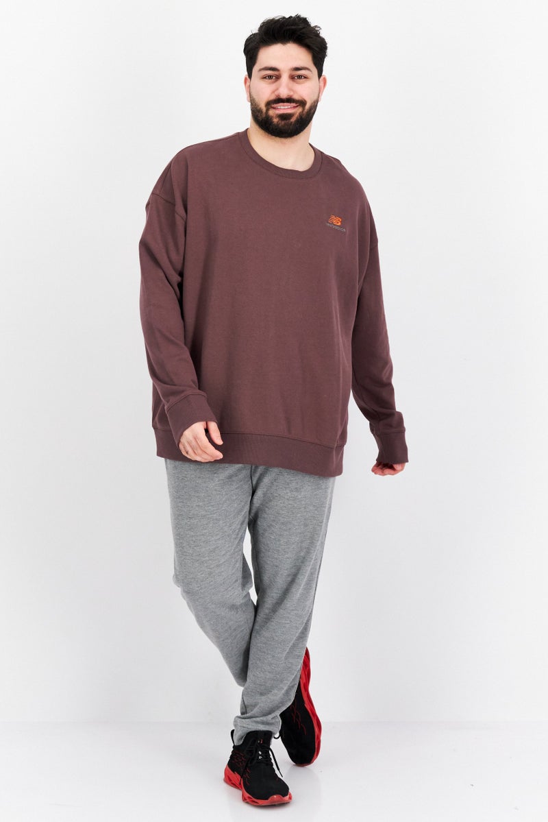 New Balance ملابس رياضية للرجال بأكمام طويلة مزينة بشعار مطرز، بني - Image 3