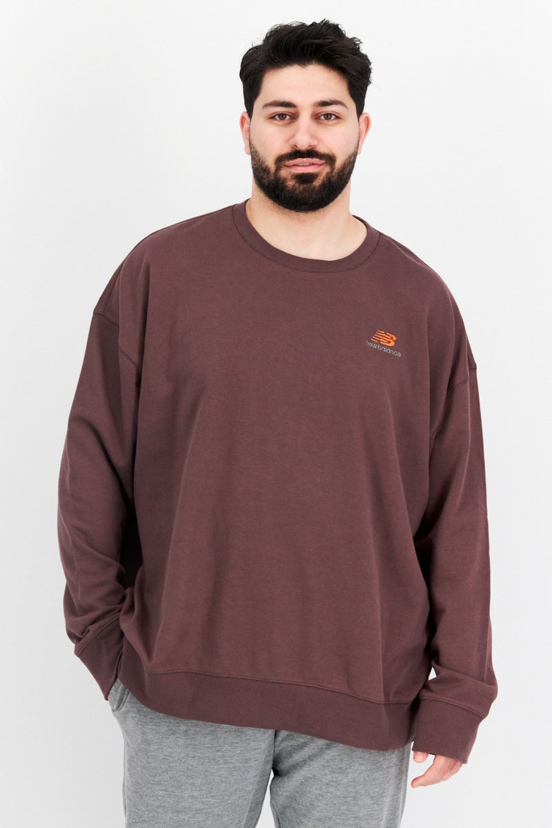 New Balance ملابس رياضية للرجال بأكمام طويلة مزينة بشعار مطرز، بني - Image 1