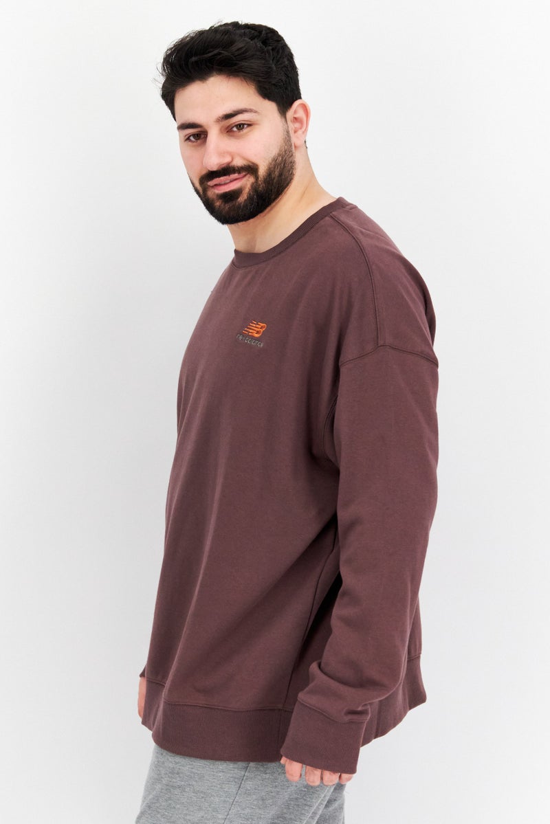 New Balance ملابس رياضية للرجال بأكمام طويلة مزينة بشعار مطرز، بني - Image 4