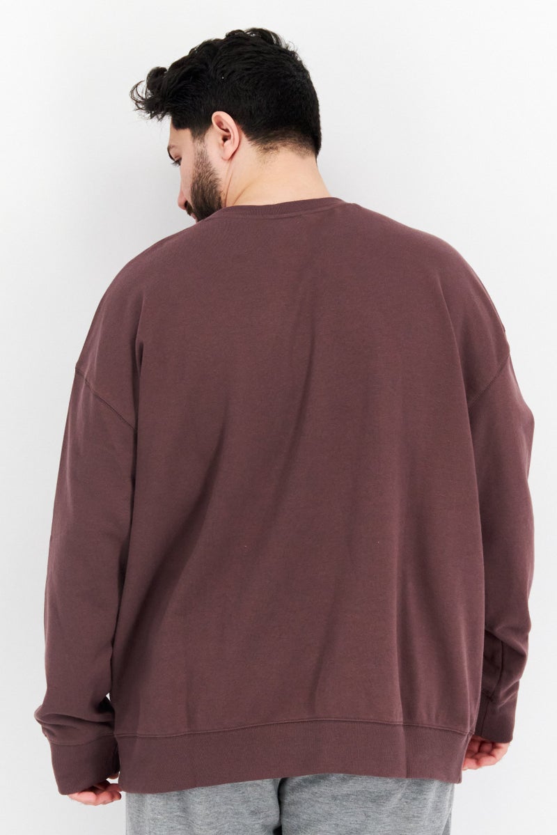 New Balance ملابس رياضية للرجال بأكمام طويلة مزينة بشعار مطرز، بني - Image 2