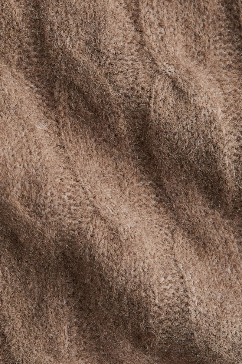 اتش اند ام كنزة محبوكة بنمط حبال