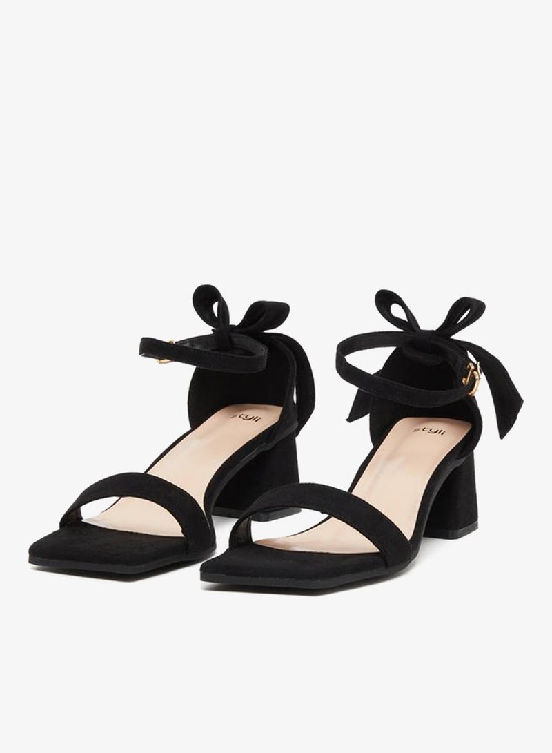 ستايلي صنادل بكعب عريض بتفاصيل فيونكة وحزام للكاحل - Image 2