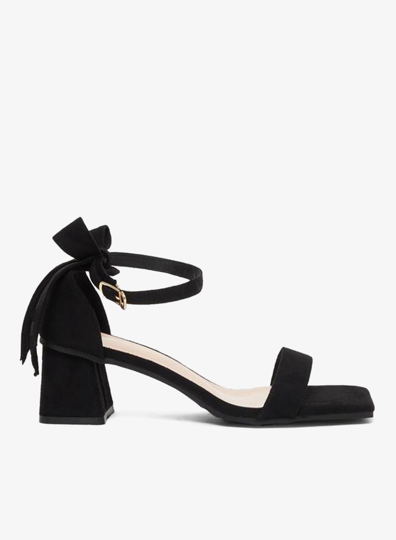 ستايلي صنادل بكعب عريض بتفاصيل فيونكة وحزام للكاحل - Image 1